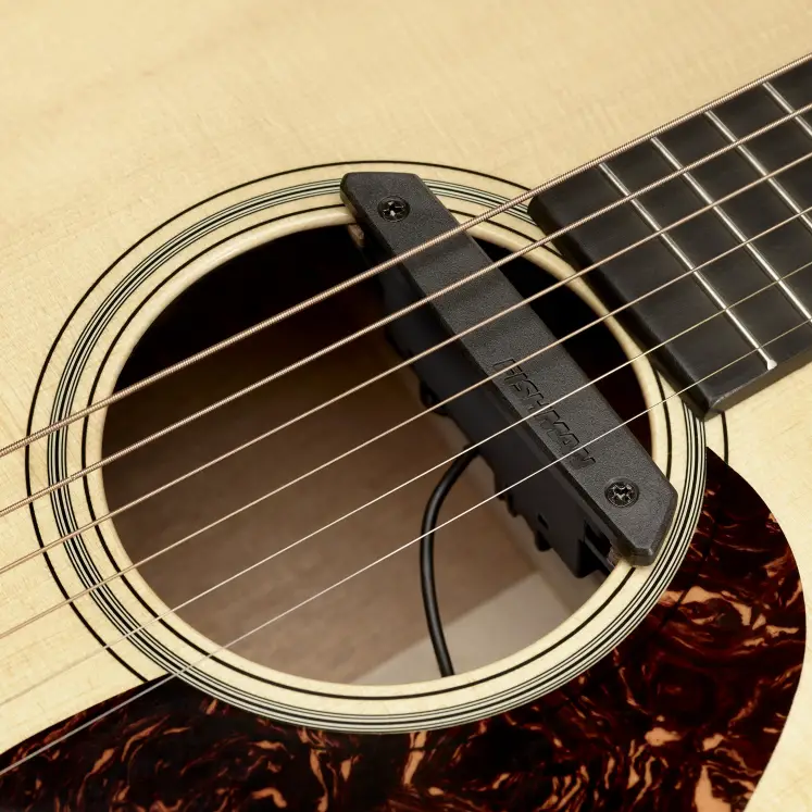 Un micro rosace fixé sur une guitare folk