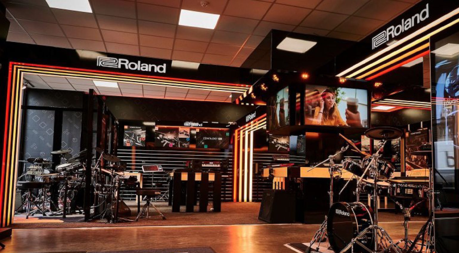 Bienvenue dans les nouveaux magasins Roland, personnalisés pour les musiciens