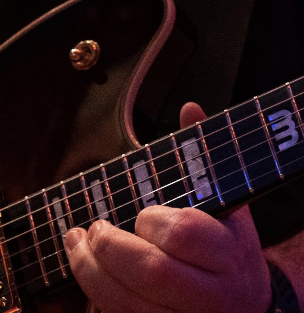 Wolfgang Van Halen prototype de guitare EVH semi-creuse avec incrustation du logo Mammoth sur la 12e frette