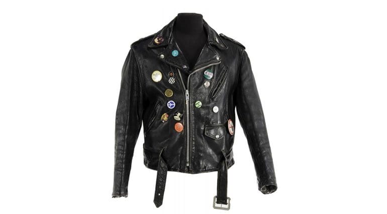 Une veste de moto en cuir noir appartenant à Frank Zappa.  Une étiquette indiquant 