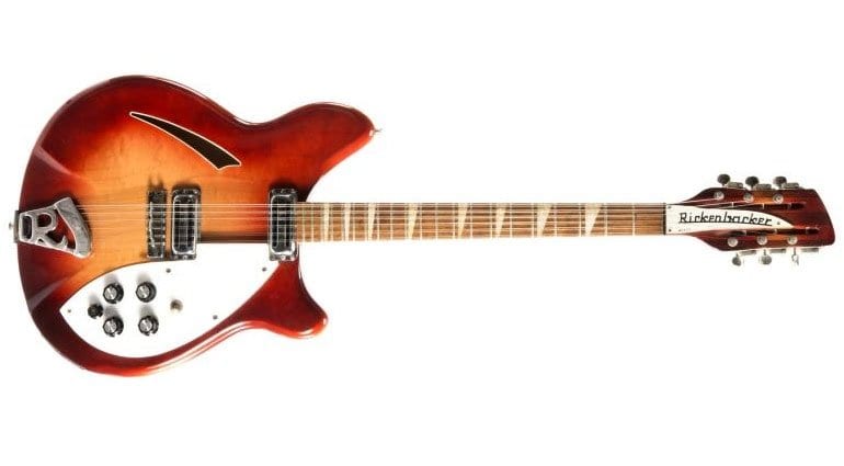 Une guitare 12 cordes Rickenbacker 360 de 1966, numéro de série FD 1433, en finition fireglow.  Livré avec un étui de route orange au pochoir "G1" avec scotch marqué "FZ 12 string".