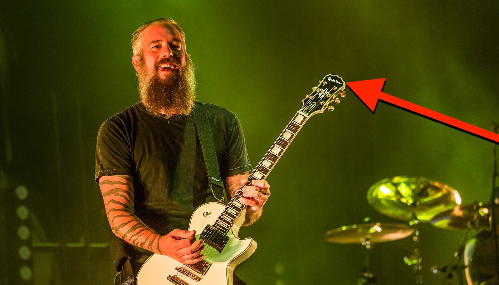 Le guitariste d'In Flames révèle pourquoi il a refusé le modèle signature de Gibson et opté pour Epiphone à la place