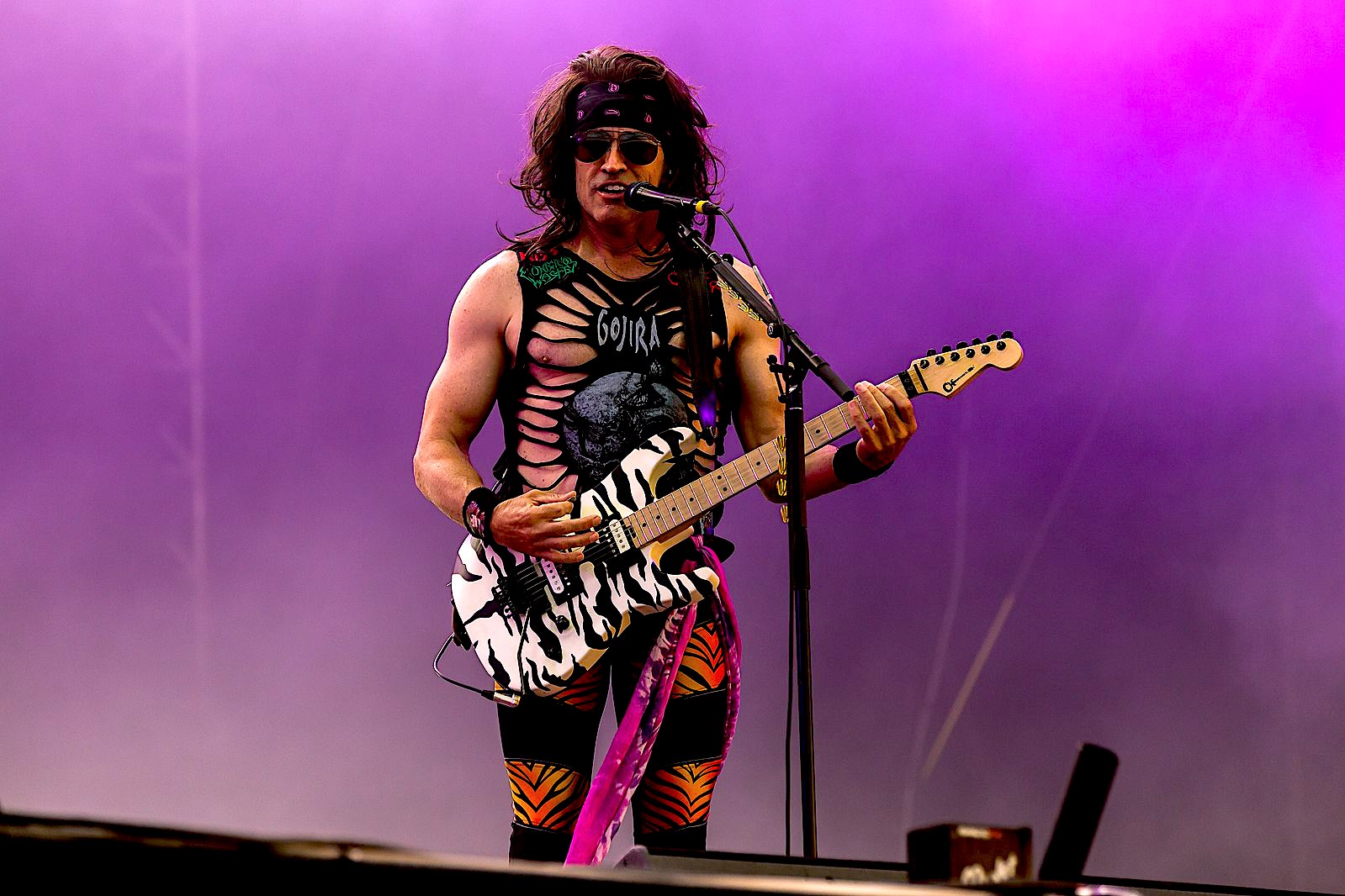 Le guitariste de Steel Panther dit que les baby-boomers ont raison sur la musique, affirme que les groupes d'aujourd'hui ont besoin de moins de chansons sur les albums