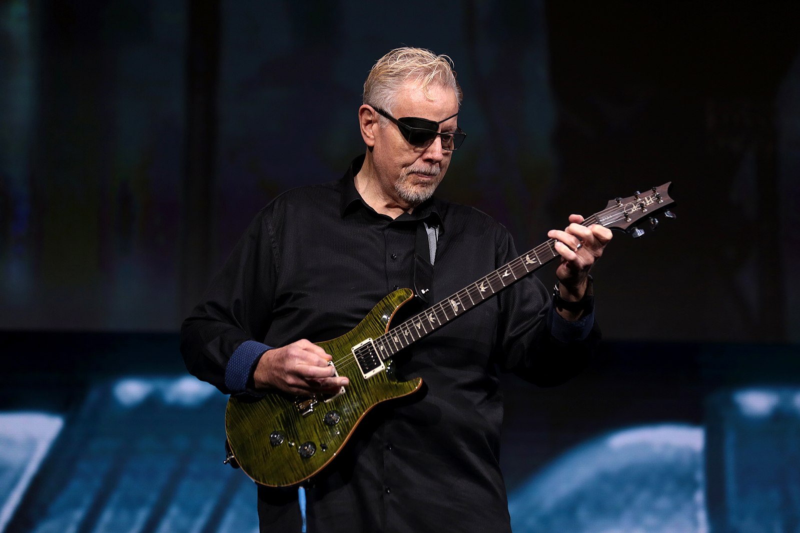 Un guitariste du Kansas explique pourquoi il n'est jamais entré dans la Fender Strat, se souvient que le groupe lui a dit d'arrêter de jouer de la Gibson ES-335