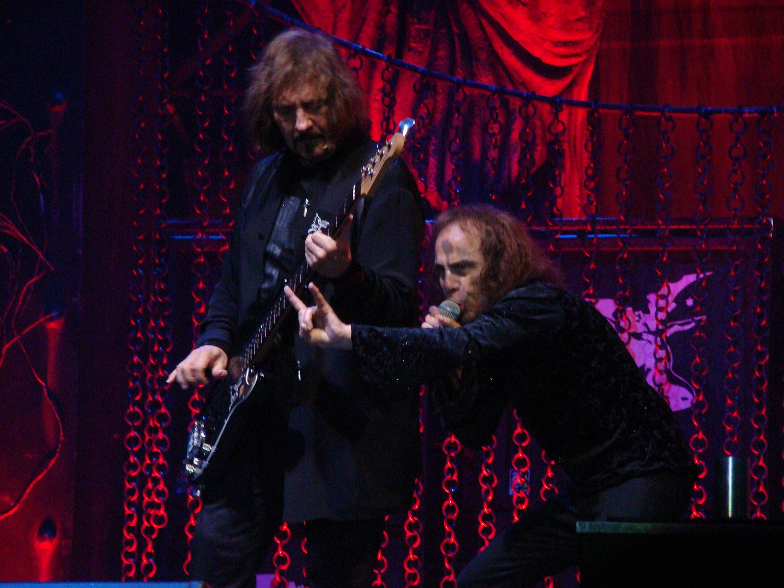 L'ancien batteur de Black Sabbath s'ouvre sur Ronnie James Dio en utilisant des pistes d'accompagnement vocales, révèle la chanson sur laquelle ils l'ont utilisée