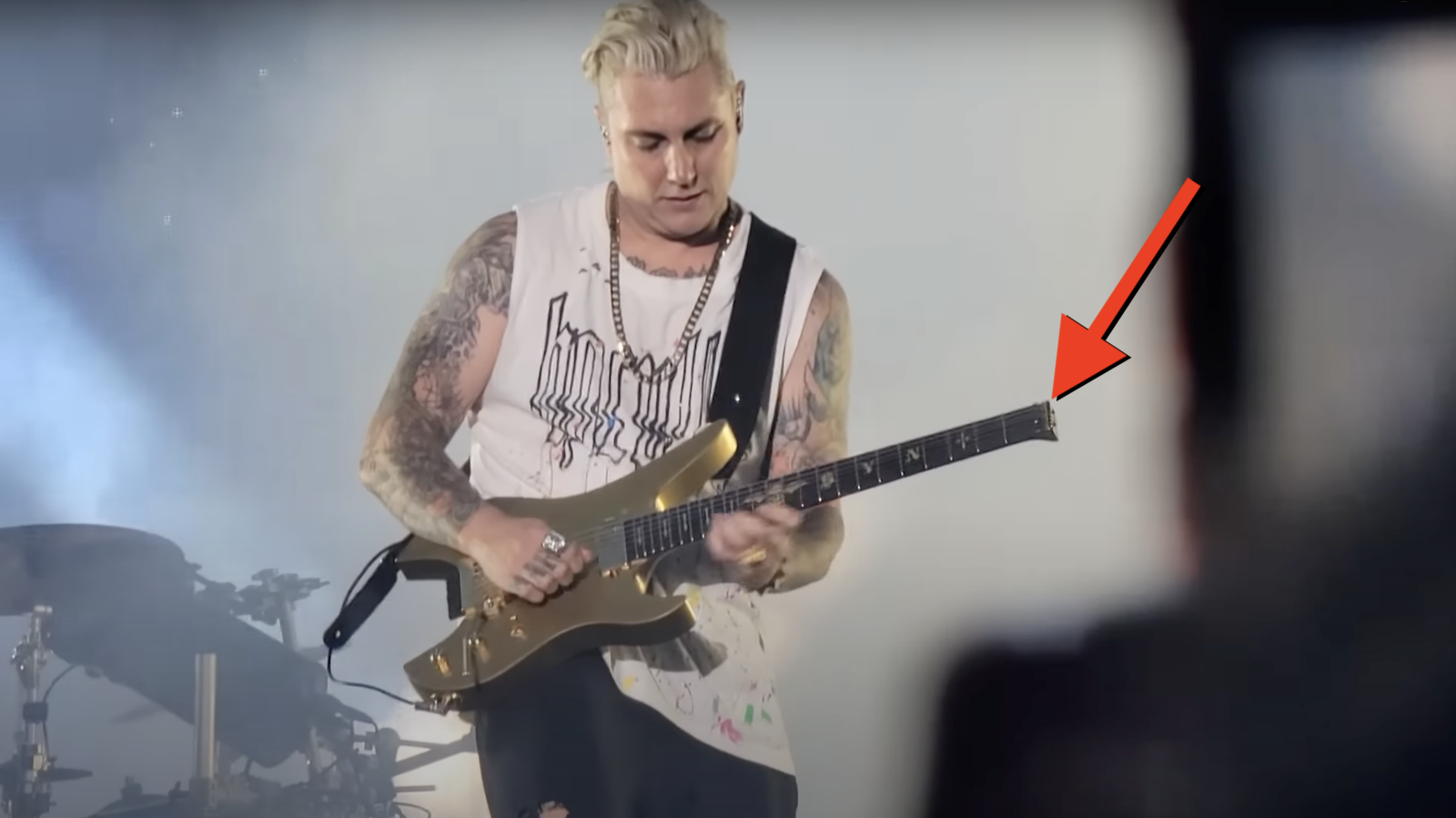Synyster Gates a utilisé une mystérieuse guitare sans tête en direct avec Avenged Sevenfold, voici ce que nous en savons jusqu'à présent