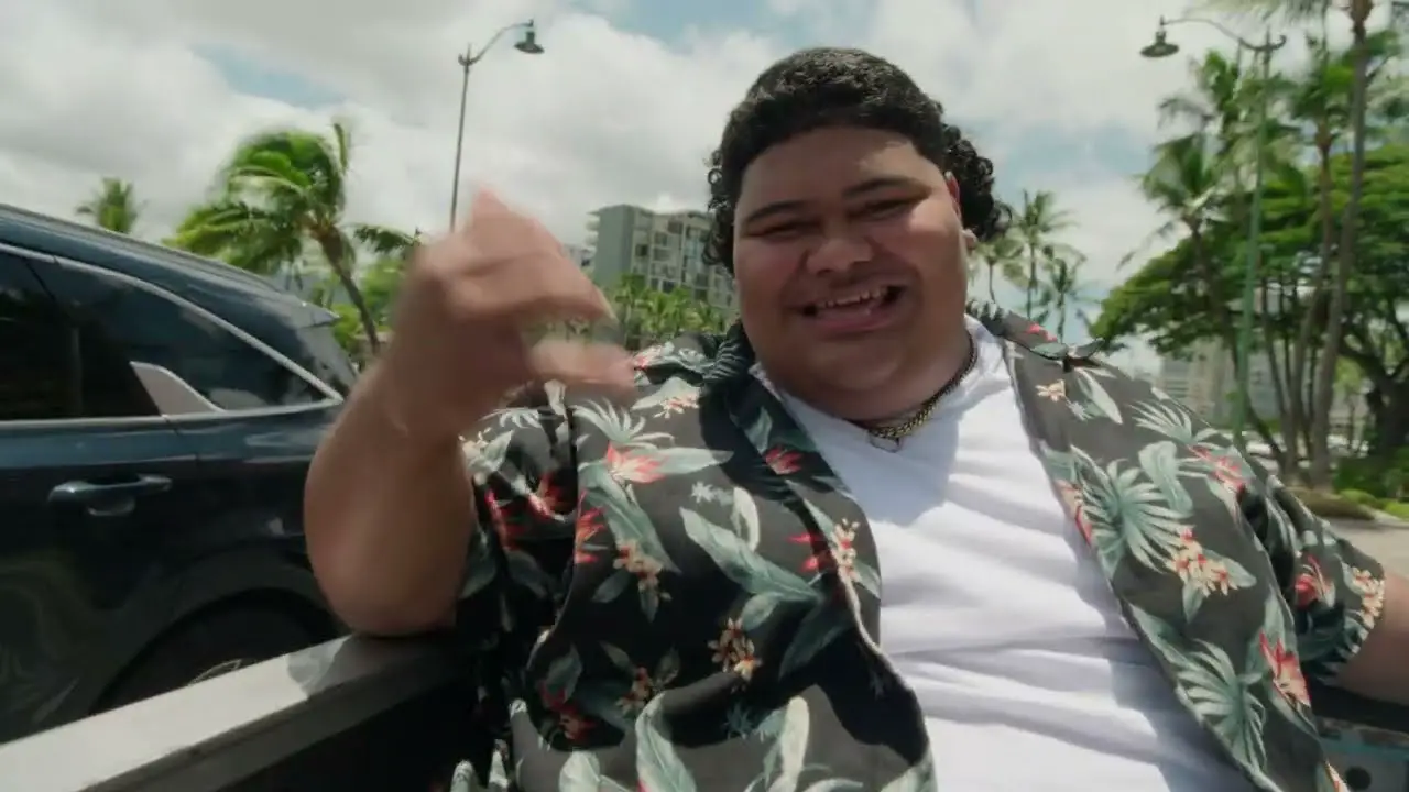 Iam Tongi rentre chez lui à Hawaï pour "Pourquoi Kiki ?"  Vidéo