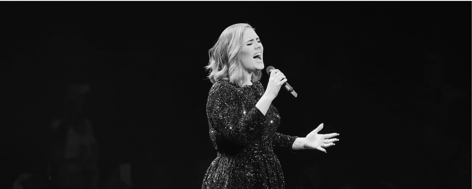 Adele rend hommage à Matthew Perry, star de Friends