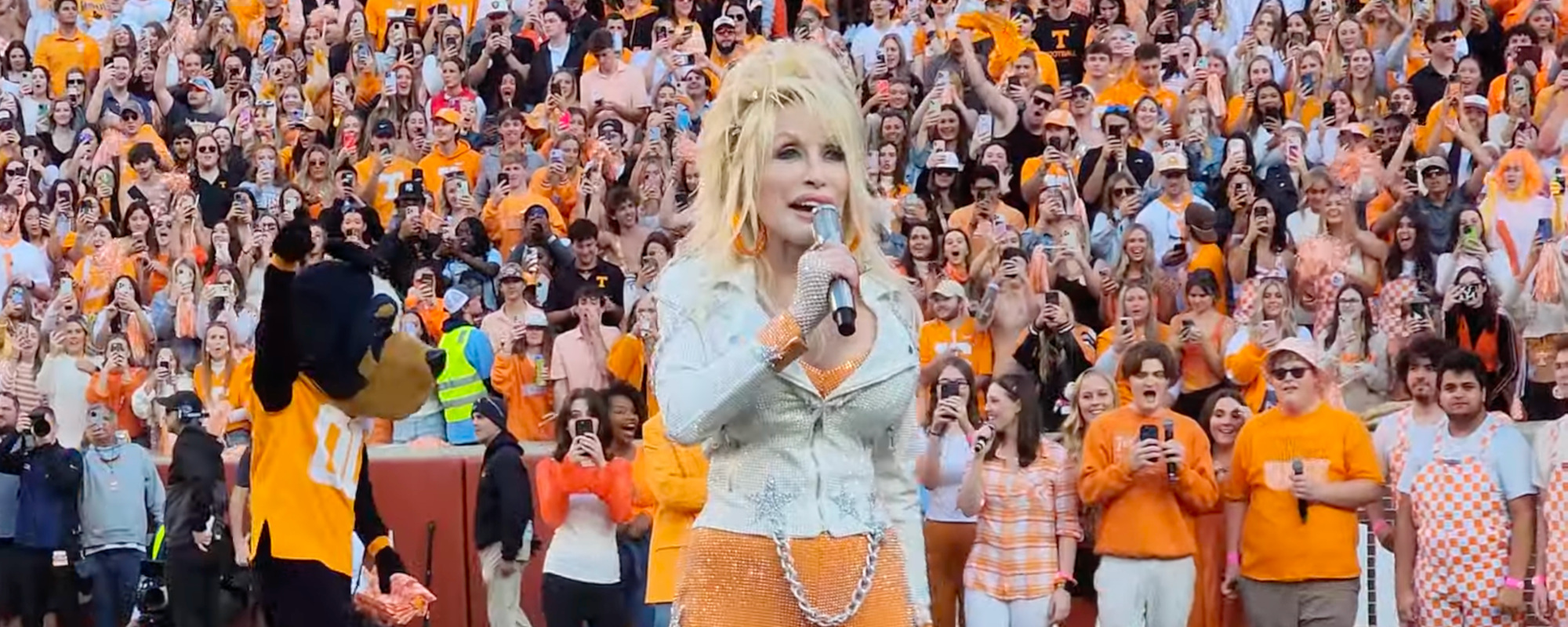 Dolly Parton interprète "Rocky Top" lors d'un match de football au Tennessee