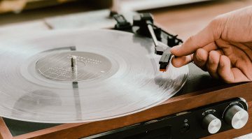 Les ventes de vinyle dépassent les 2 millions d'unités hebdomadaires : le streaming est-il en difficulté ?