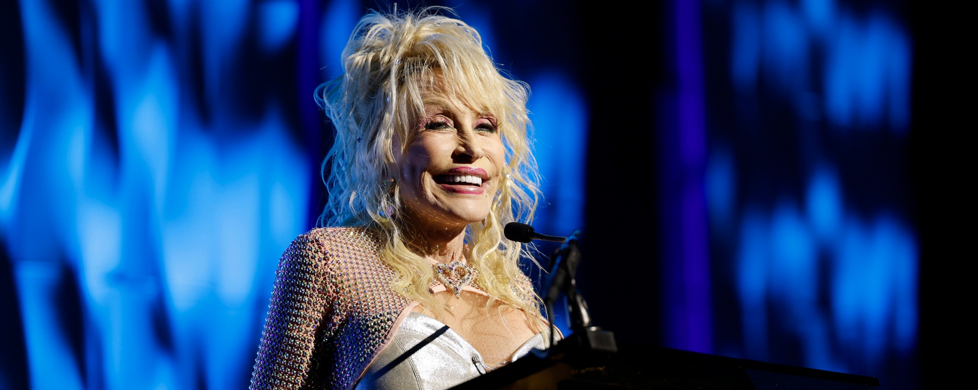 Dolly Parton prend conscience du fait de ne pas avoir d'enfants et des craintes de «mettre un enfant dans ce monde maintenant»