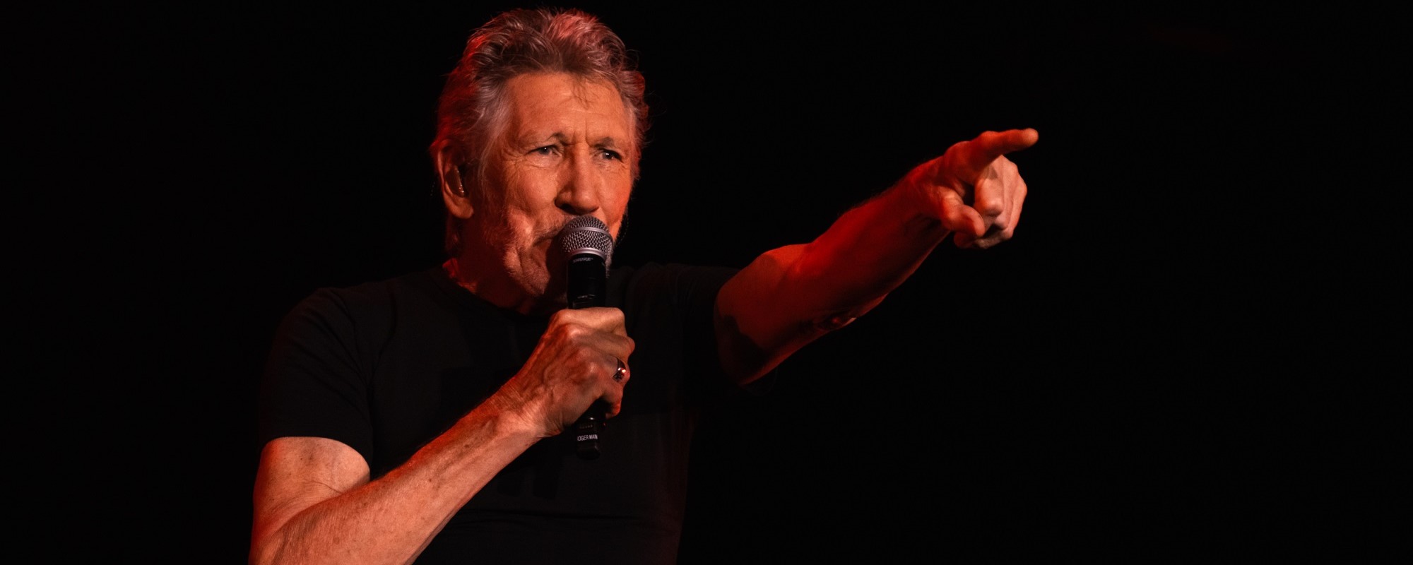 Roger Waters lâche une réponse passionnée et pleine de malédictions à la question d'un fan lui demandant ce qu'il dirait à son passé