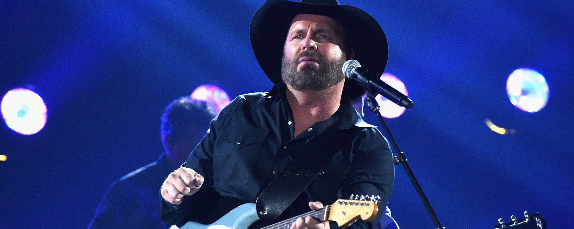 Garth Brooks invite Travis Kelce à chanter à l'ouverture de Honky Tonk après son interprétation ivre de "Friends in Low Places"