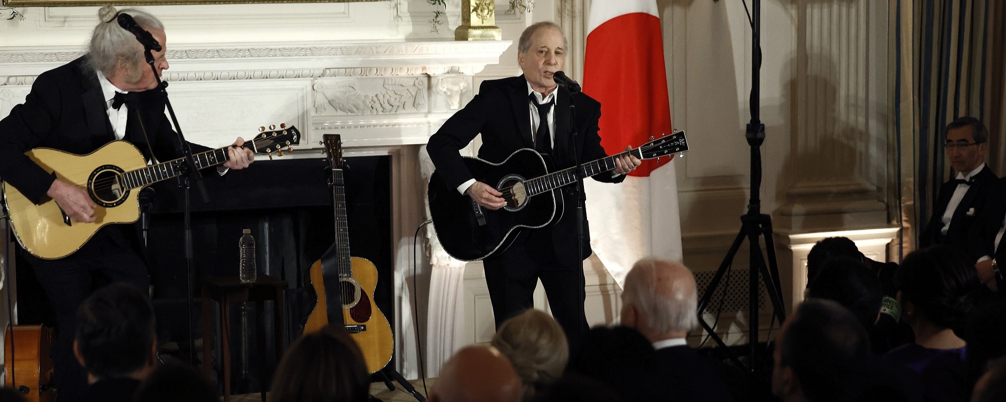 Regardez Paul Simon interpréter l'une de ses chansons solo classiques lors du dîner à la Maison Blanche organisé par le président Biden