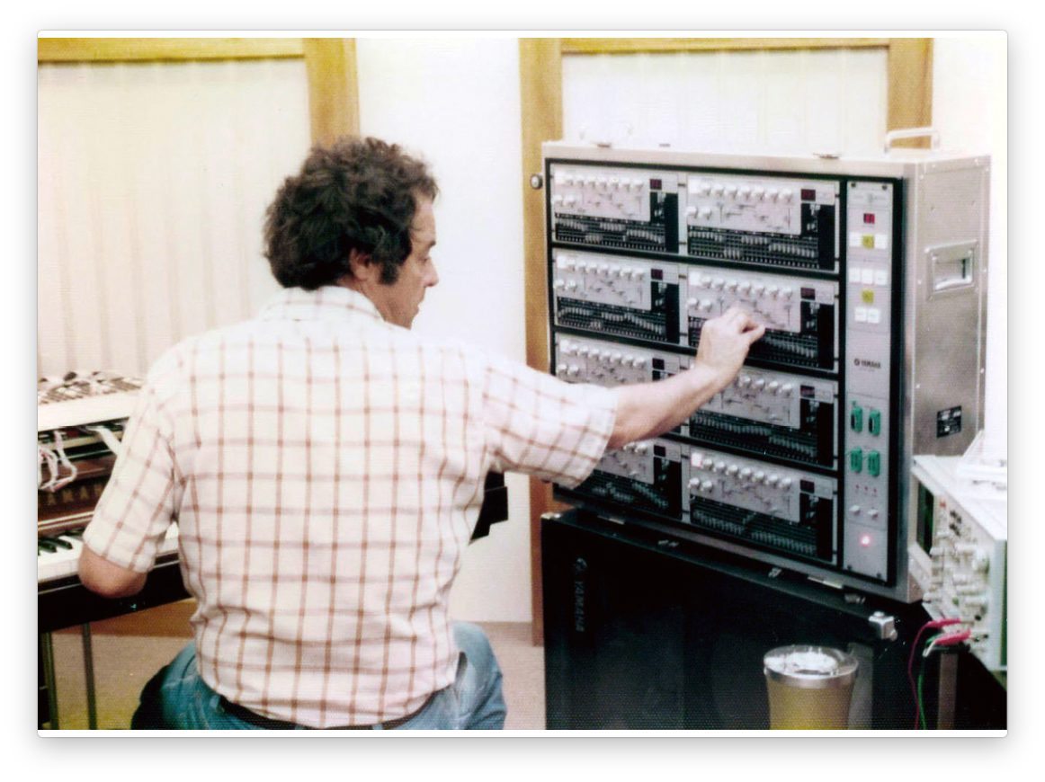 Dr John Chowning et le programmeur GS-1