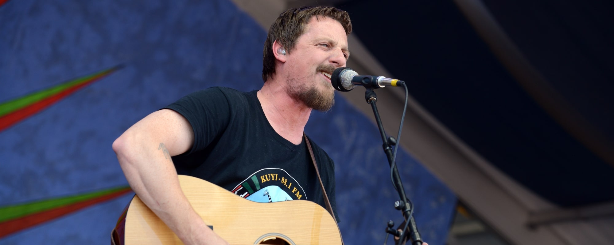 Sturgill Simpson partage de précieux conseils pour les artistes country en herbe et l'importance d'un véritable caractère dans leur voix