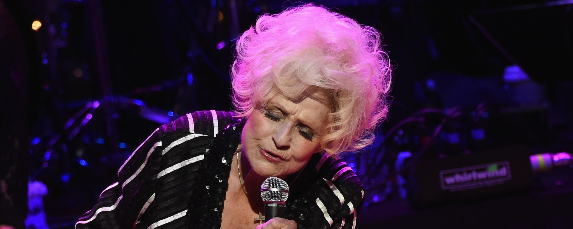 Brenda Lee célèbre une autre étape majeure alors que son classique de Noël record atteint 1 milliard de streams