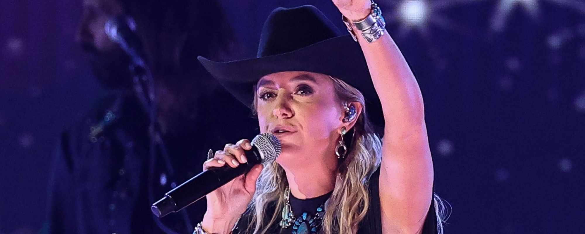 Lainey Wilson dédie une performance vulnérable à « tout le monde se sentant en plein milieu »