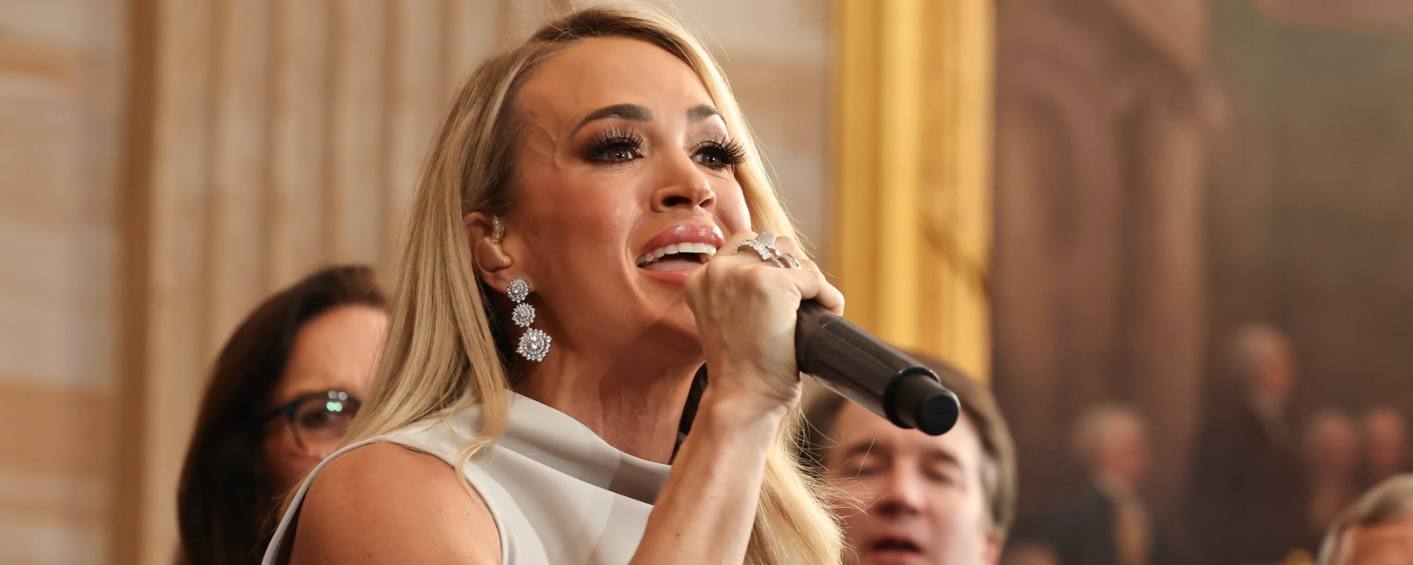 Les fans réagissent au pivot de la performance d'inauguration de "National Treasure" Carrie Underwood après l'échec de la piste d'accompagnement