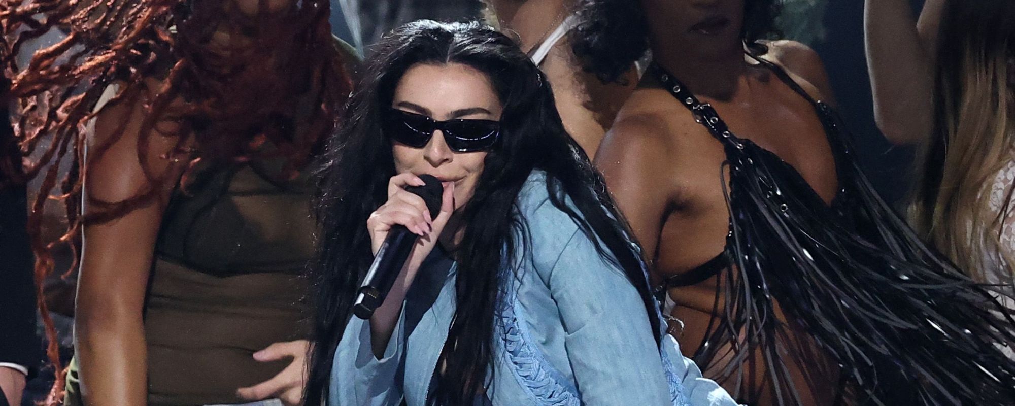 Charli XCX rejoint Clairo sur scène en Australie pour la première performance "Sofia" en direct en trois ans