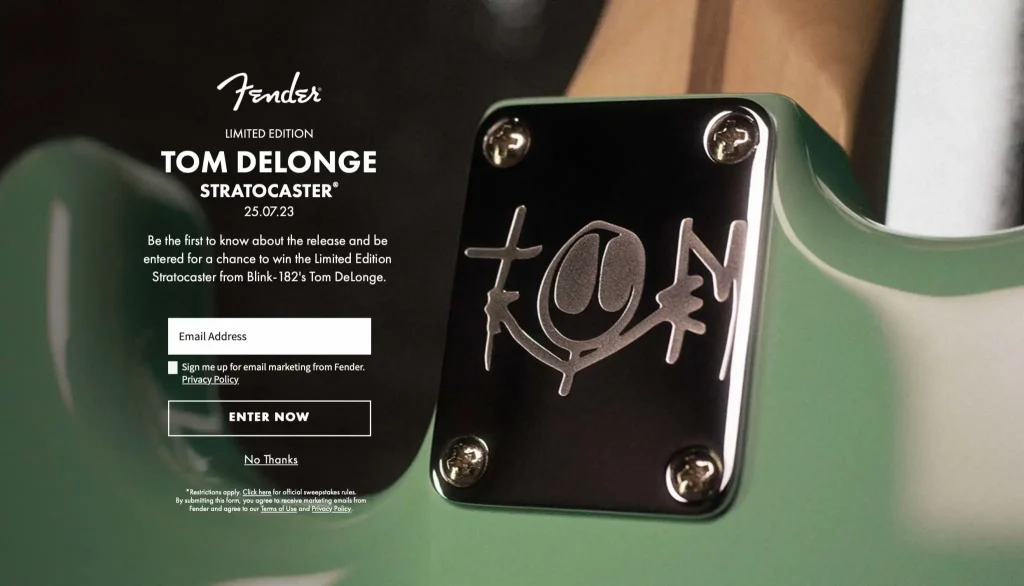 Fender-Tom-Delonge-Stratocaster.jpg