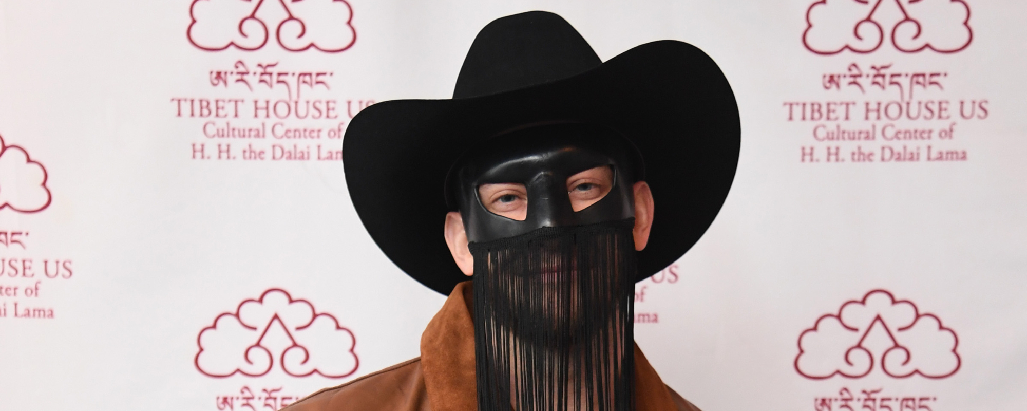 Orville Peck renoncera à son masque de signature pour ses débuts à Broadway