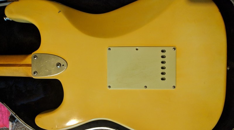 Trois boulons sur une Stratocaster Fender de l'ère CBS