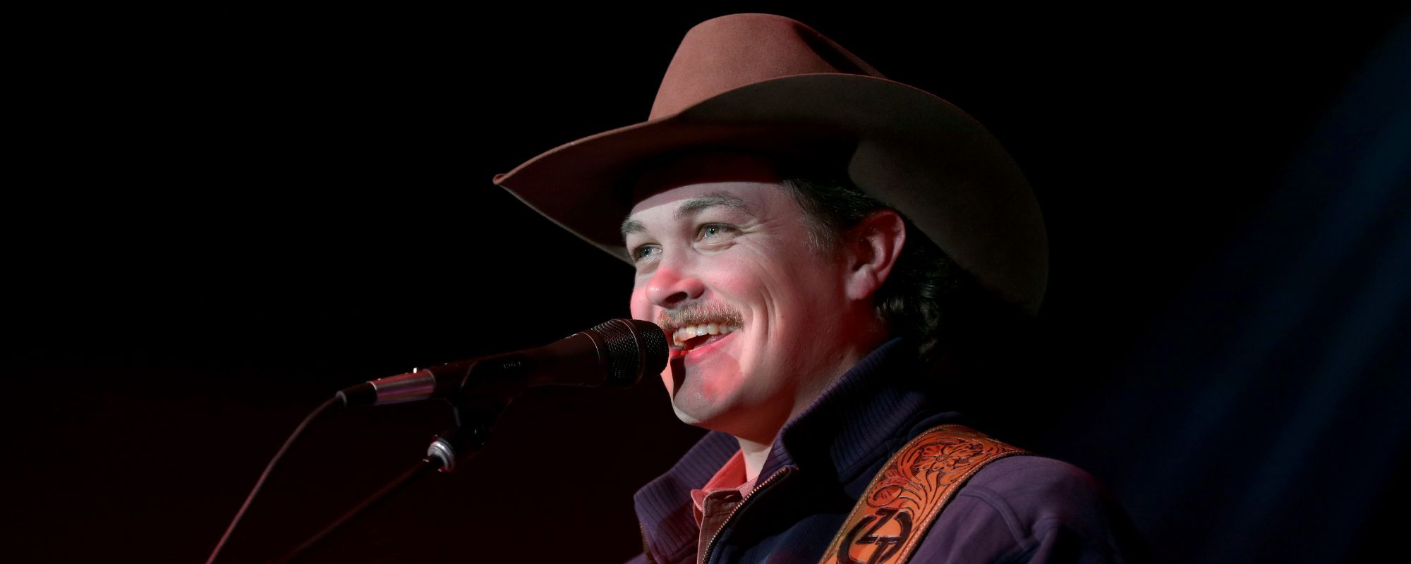 Zach Top Hops sur scène au Nashville Dive Bar et surprise la foule avec une couverture de Merle Haggard sans faille