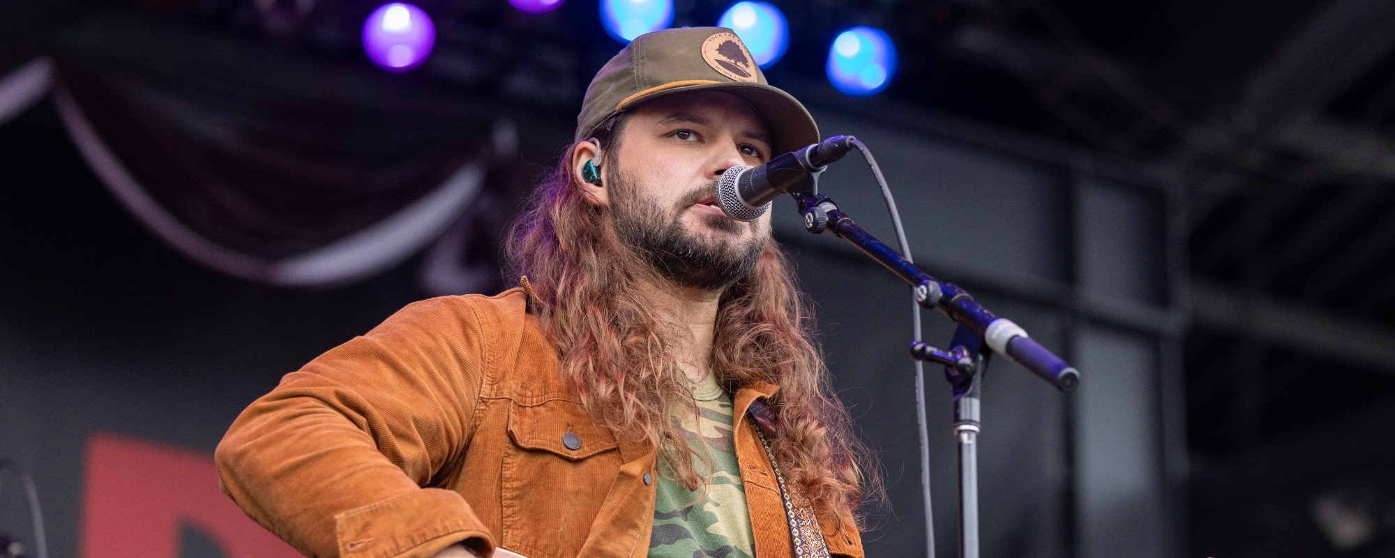 Brent Cobb révèle les groupes de métal classiques qui l'ont façonné en tant qu'auteur-compositeur