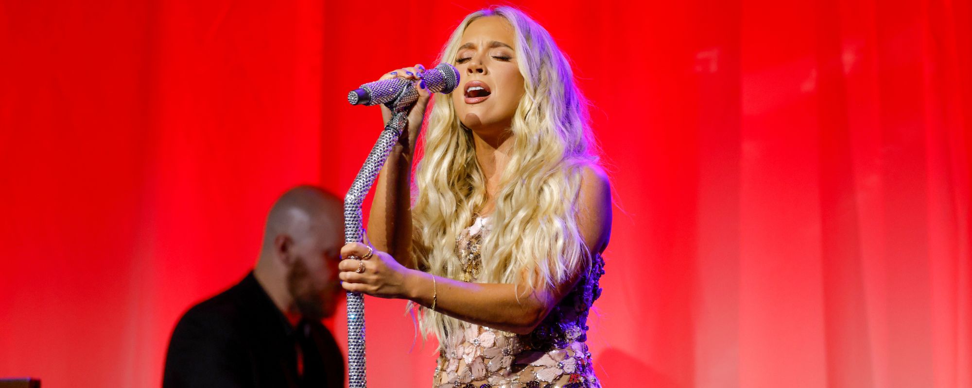 Regardez Megan Moroney, Chris Stapleton et les frères Osborne livrer un hommage à la triple couronne de Keith Urban aux ACM Awards