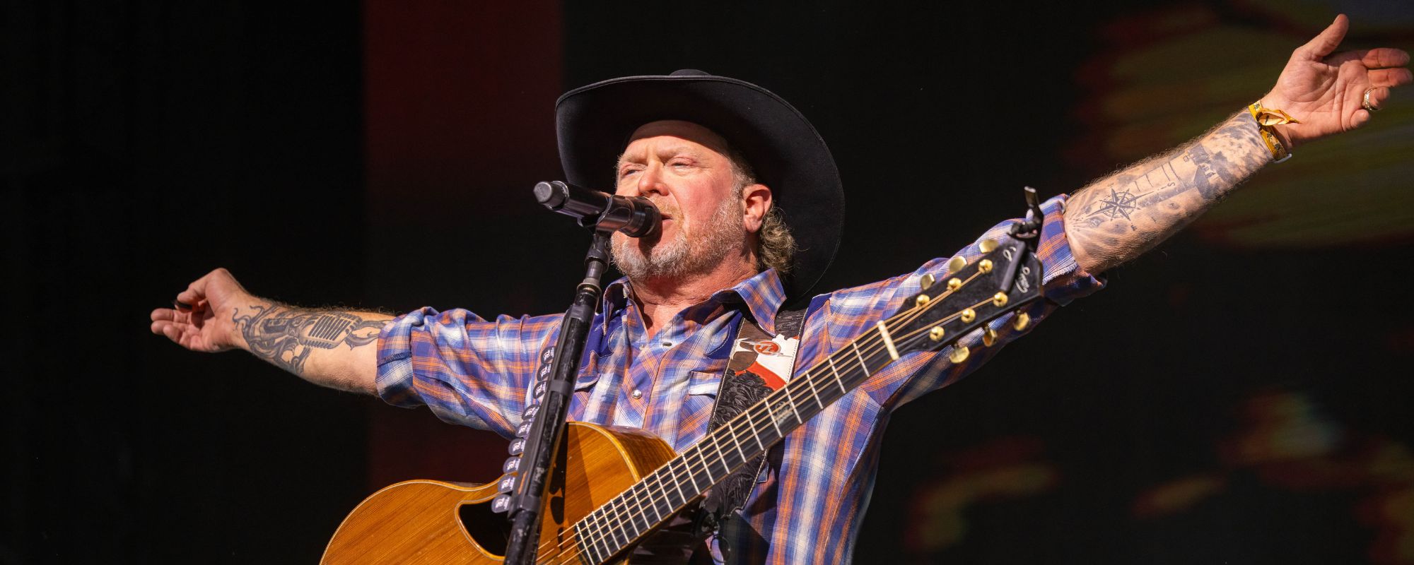 Tracy Lawrence pense que le pays des années 90 a une chose transcendante en commun avec le rock classique