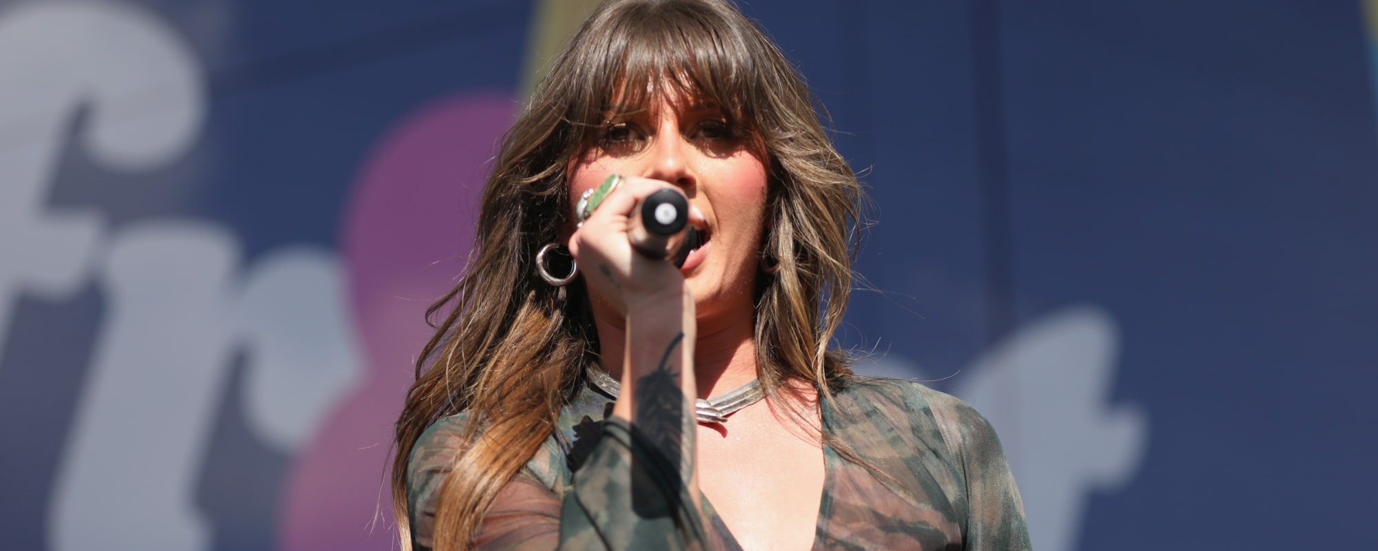 Ella Langley a sorti une astuce à la vieille école pour s'assurer qu'elle était prête à monter sur scène avec Morgan Wallen