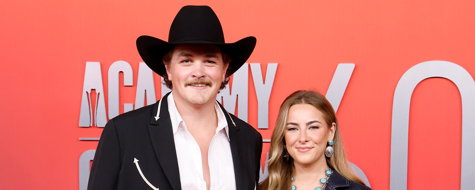 La petite amie de Country Star s'exprime contre les signes obscènes des fans lors de ses émissions: "Nous avons besoin d'une leçon de respect de soi"