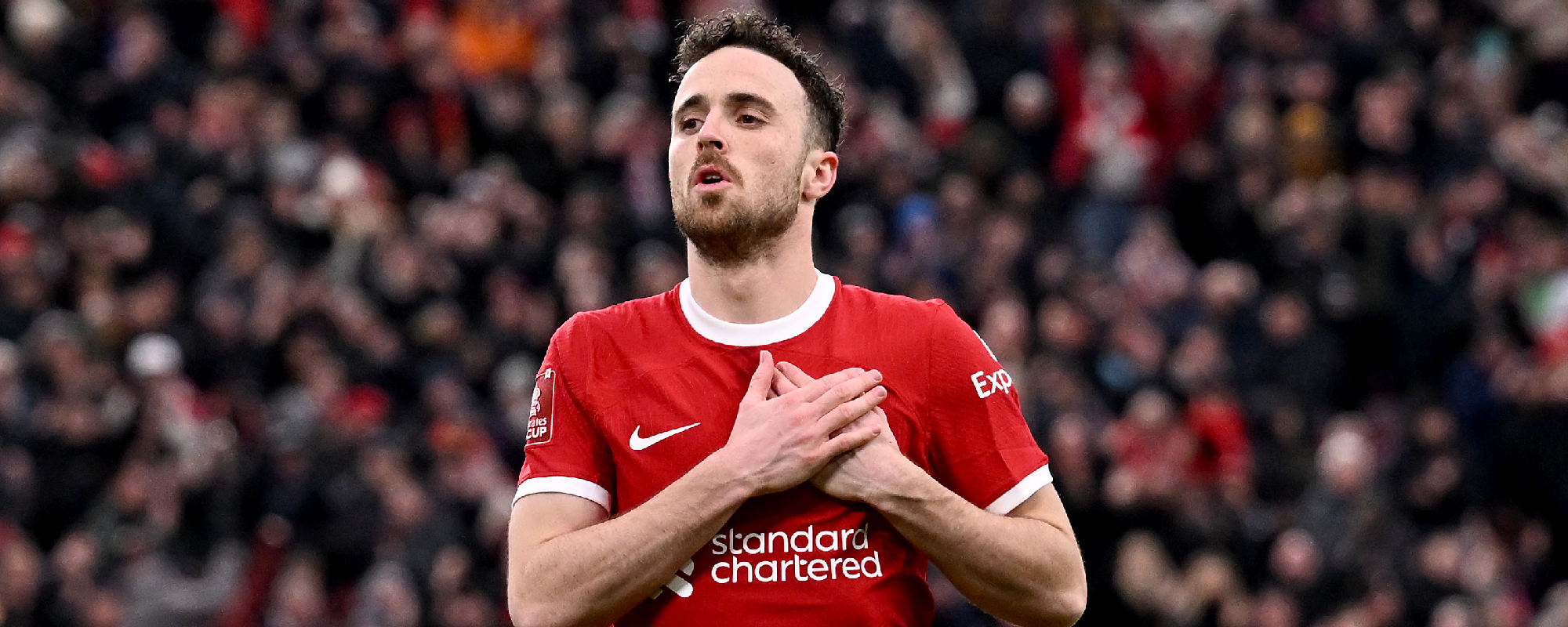 Oasis rend hommage à la star du football Diogo Jota avec une performance spéciale de "Live Forever"