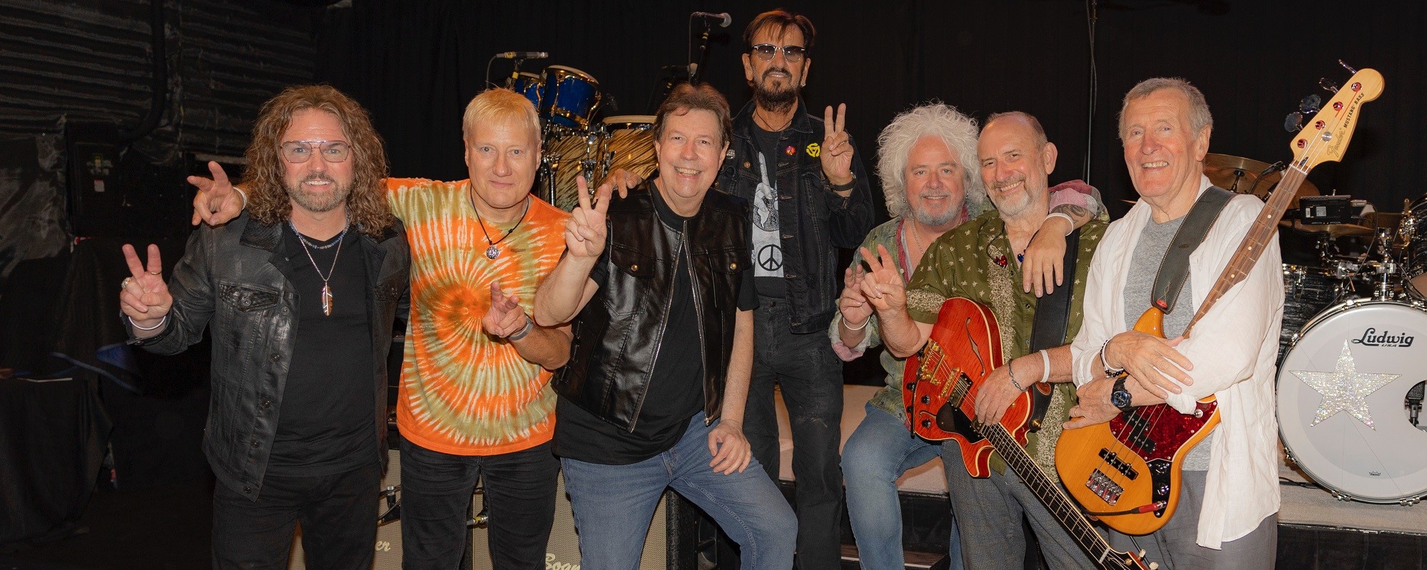 Regardez Ringo Starr et son groupe All Starr Goofing Autour dans les coulisses dans le récapitulatif de la récente jambe de tournée américaine