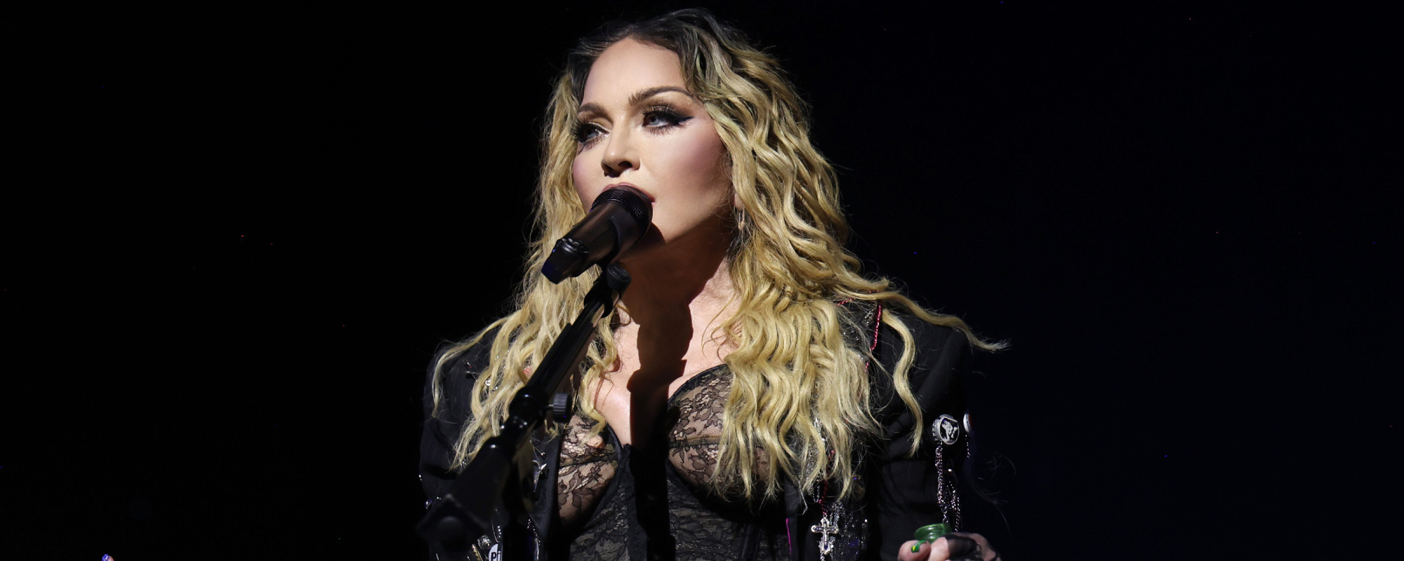 Près de deux décennies plus tard, Madonna retrouve Warner Records avec des plans pour sortir un nouvel album de danse