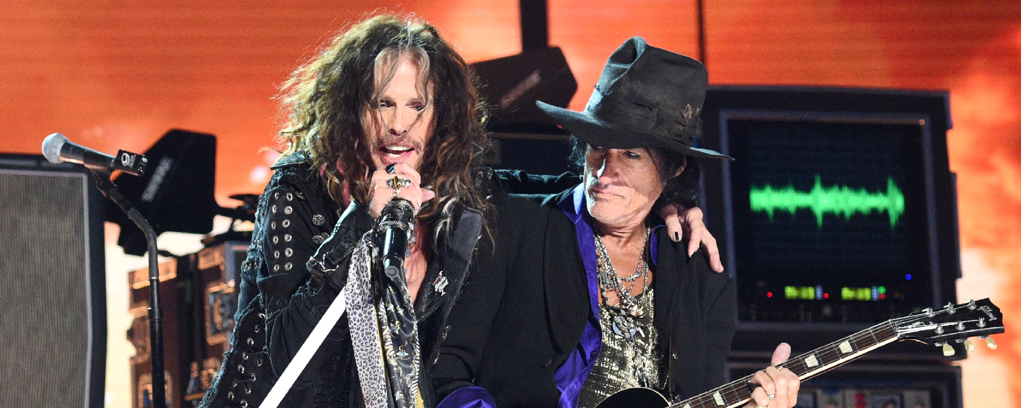 Regardez Slash et Steven Tyler faire équipe avec Joe Perry pour la performance épique «Walk This Way» au Hollywood Bowl