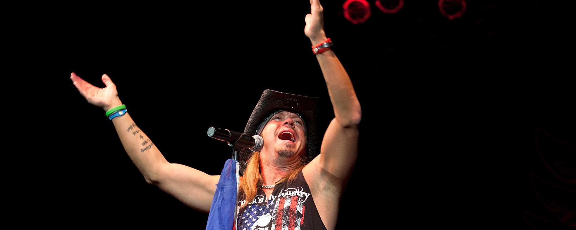 Le leader de Poison, Bret Michaels, fait vibrer la scène lors du spectacle de mi-temps des Steelers de Pittsburgh contre les Packers de Green Bay