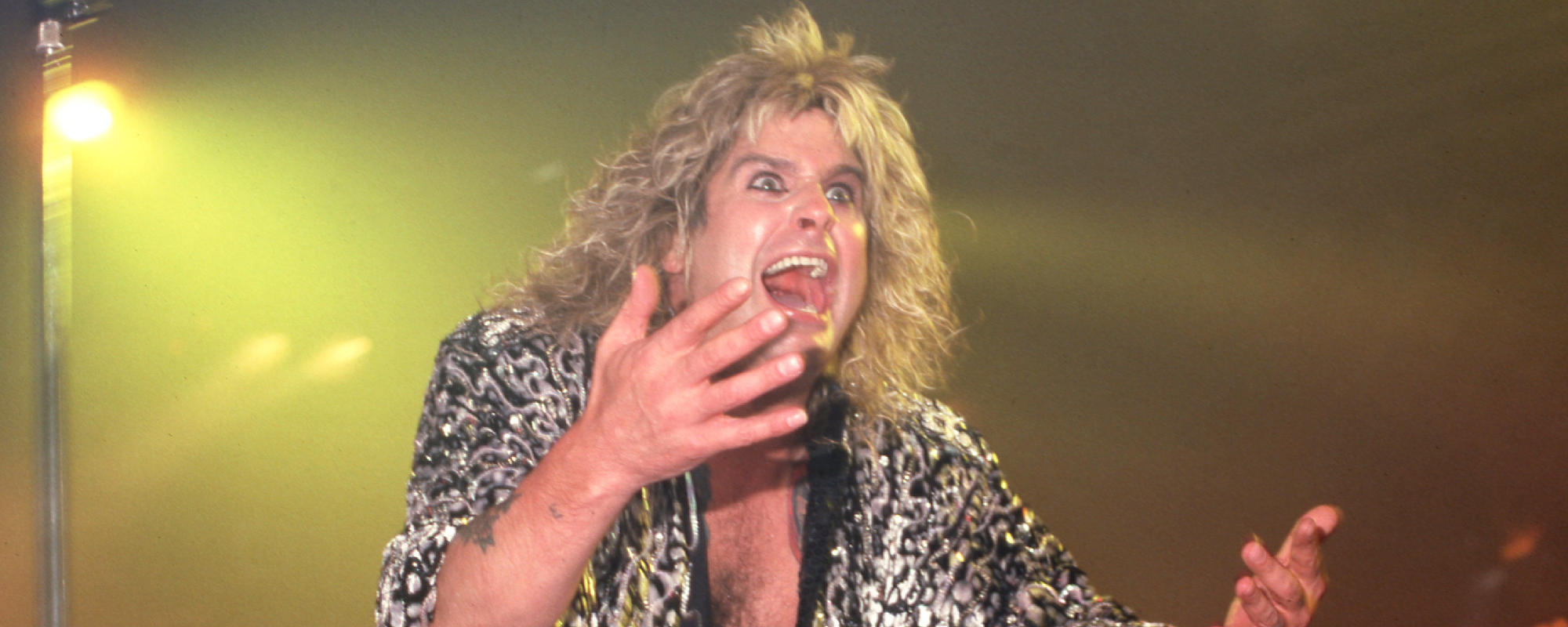 Le petit-fils d'Ozzy Osbourne recrée le tristement célèbre moment "Bat" dans une nouvelle vidéo