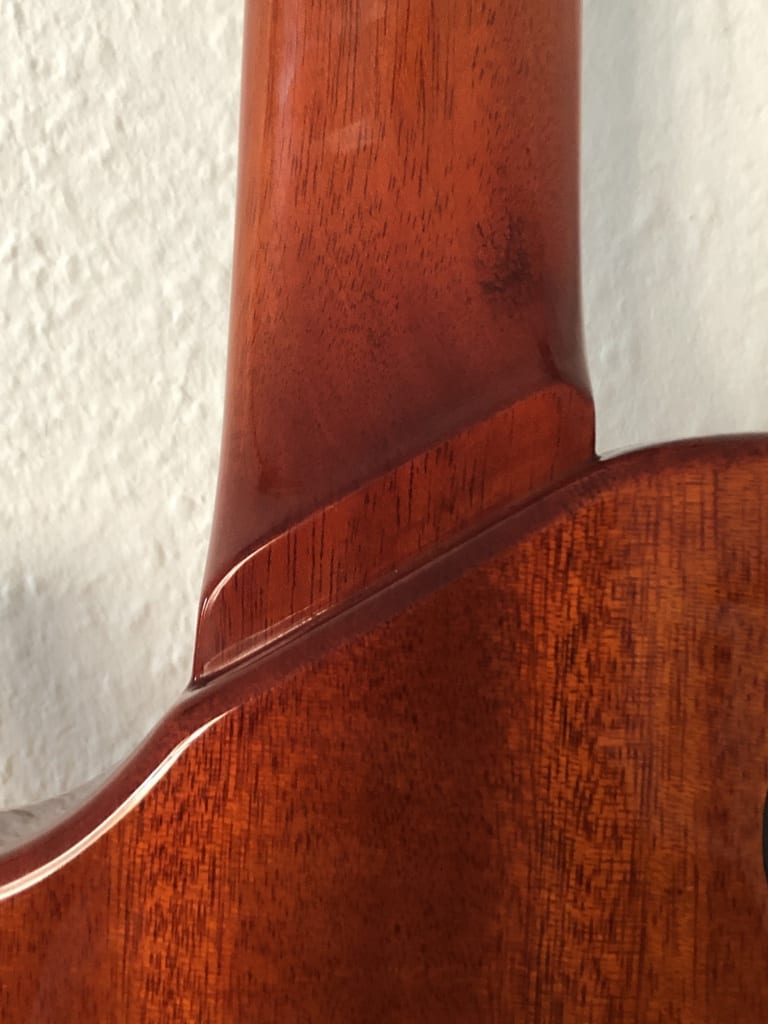 Talon du manche pour un meilleur accès aux frettes supérieures