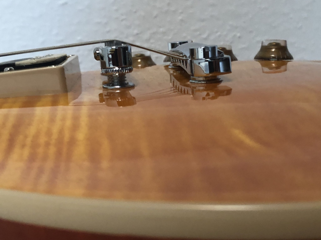 Les cordes touchent presque le chevalet