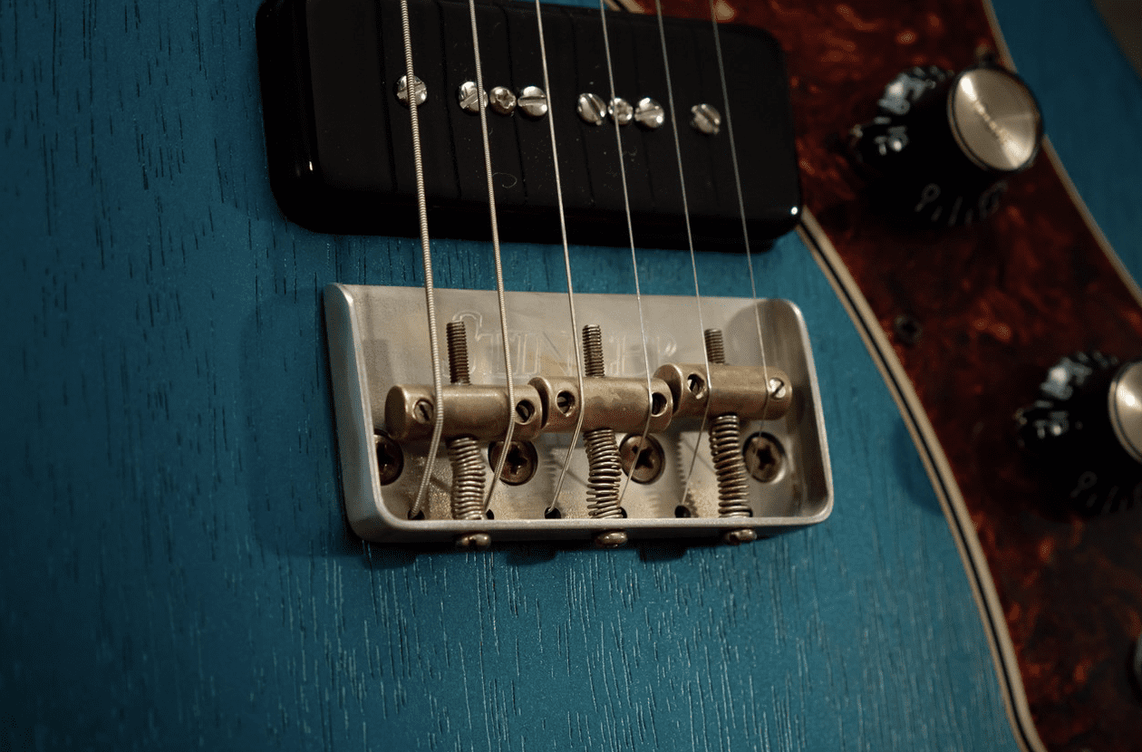 Macmull Custom Guitars Le pont Stinger avec pontets en laiton