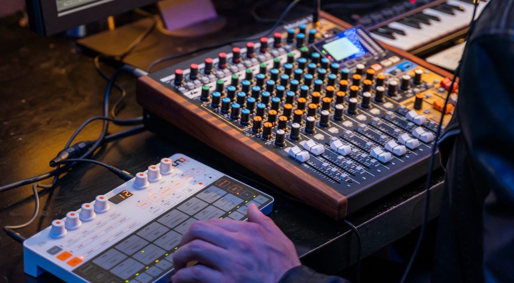 Les meilleurs mixeurs live compacts pour studio et scène
