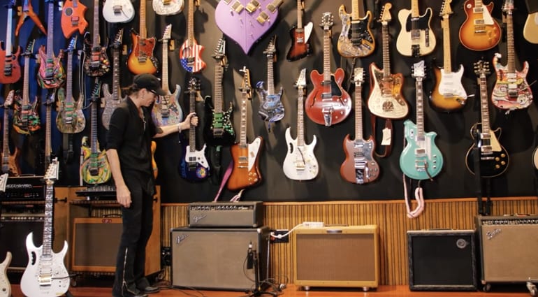 Entrez dans Harmony Hut de Steve Vai avec une visite vidéo de son incroyable collection de guitares