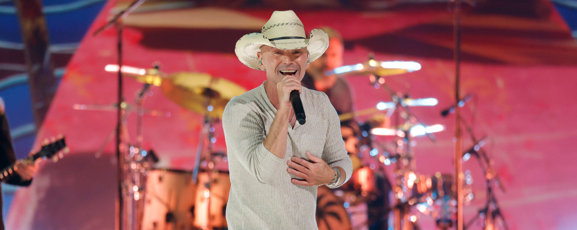 Avez-vous manqué l'hommage de Kenny Chesney au regretté Great Brett James aux CMA Awards ?