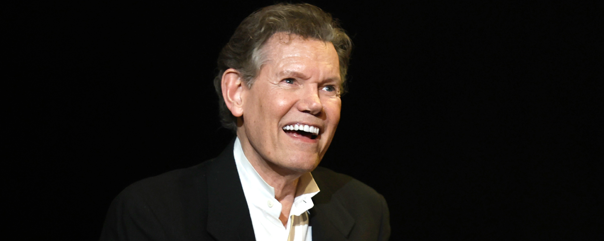 Randy Travis entre dans le coffre-fort pour nous offrir un enregistrement de Noël inédit
