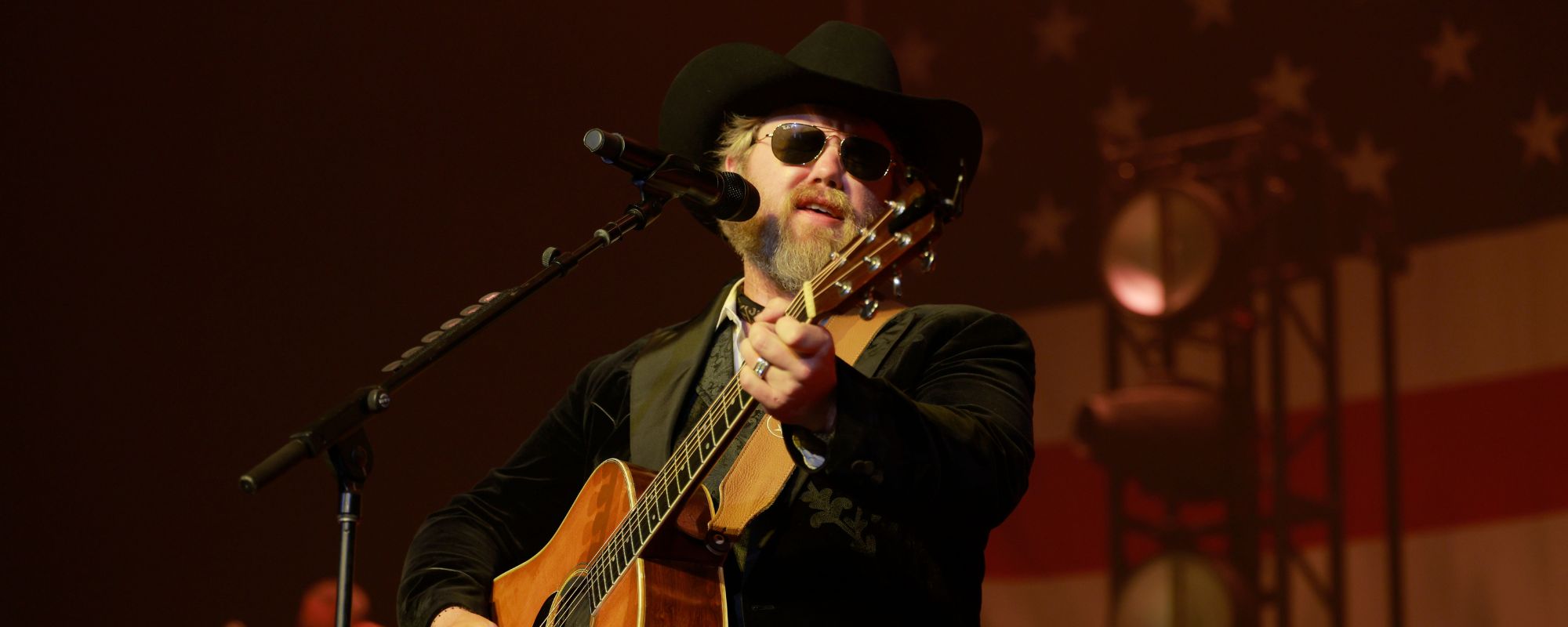 Regardez Ernest accueillir Jamey Johnson pour la couverture surprise de Glen Campbell au Ryman