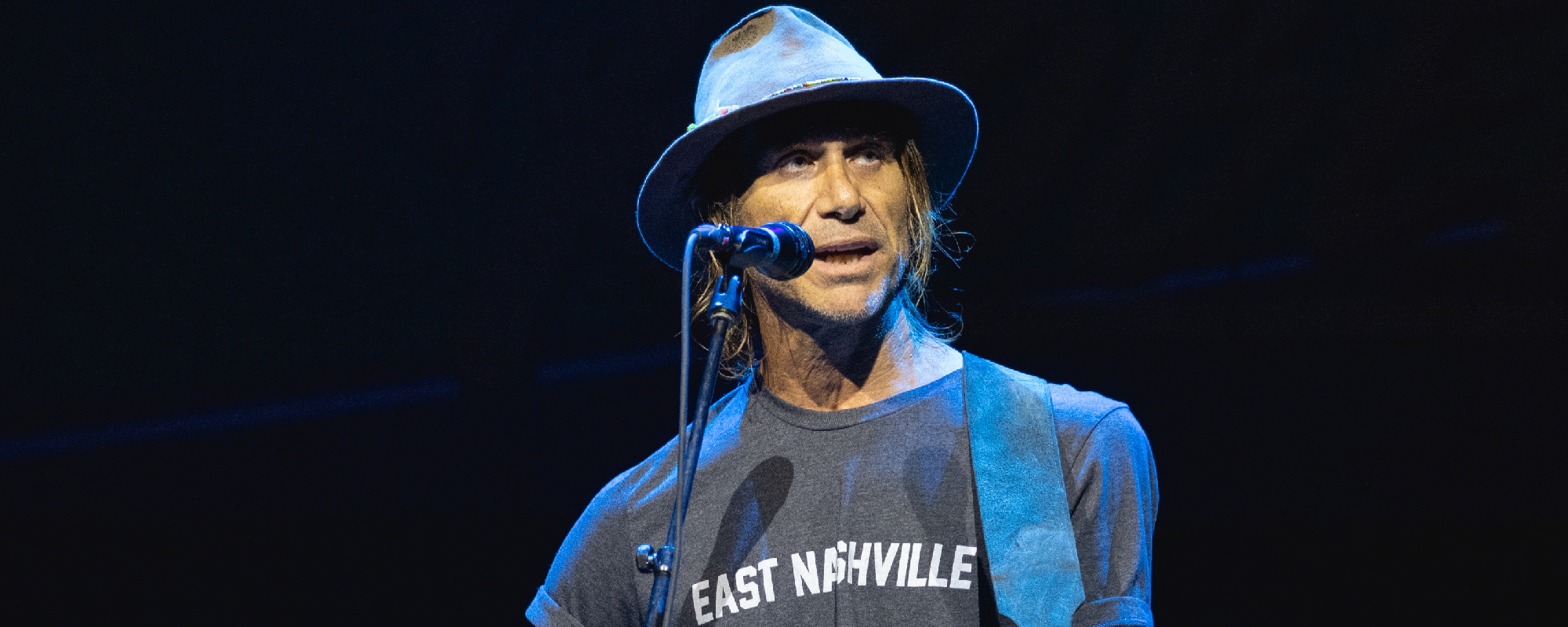 Un chanteur country placé en garde à vue à l'hôpital après une agression présumée et une annulation de sa tournée