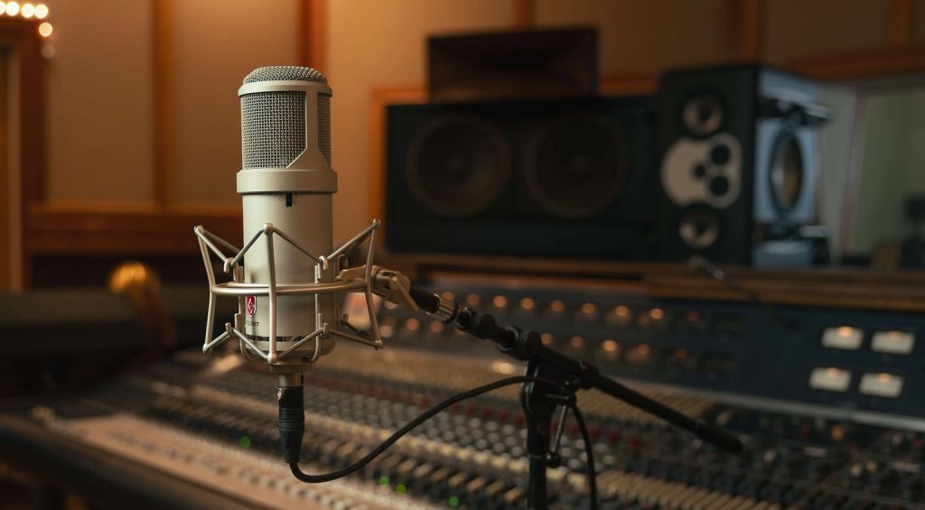 Obtenez un son vocal classique avec 5 alternatives abordables au Neumann U87