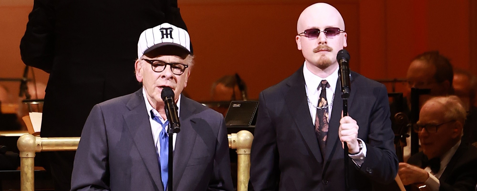 Art Garfunkel et son fils sortent une reprise en duo de « Auld Lang Syne » en tant que nouveau single du récent album de vacances d'Art Jr., « Advent »